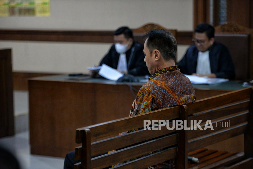 Terdakwa kasus korupsi pengadaan helikopter AW-101, Irfan Kurnia Saleh alias Jhon Irfan Kenway saat menjalani sidang dakwaan di Pengadilan Tipikor, Jakarta, Rabu (12/10/2022). Jaksa penuntut umum mendakwa Direktur PT Diratama Jaya Mandiri Irfan Kenway telah melakukan tindak pidana korupsi dalam kasus pengaturan spesifikasi teknis pengadaan helikopter angkut AW-101 serta menyerahkan barang hasil pengadaan berupa helikopter angkut AW-101 yang tidak sesuai spesifikasi sehingga mengakibatkan kerugian negara mencapao Rp 738 miliar.  Republika/Thoudy Badai