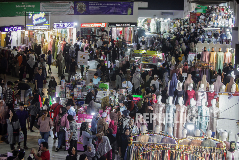 Warga memilih baju Lebaran di Pasar Tanah Abang, Jakarta, Senin (1/4/2024). Menurut pedagang, mendekati Hari Raya Idul Fitri 1445 Hijriah terdapat kenaikan omset tingga hingga empat kali lipat dibandingkan bulan-bulan biasa akibat ramainya masyarakat yang berbelanja baju baru Lebaran. 