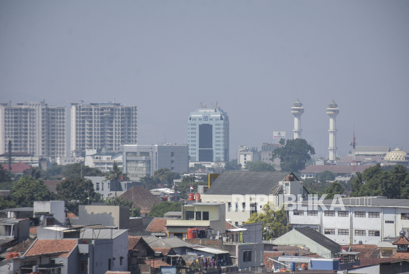 Polusi udara di Kota Tangerang, Provinsi Banten kian mengkhawatirkan.