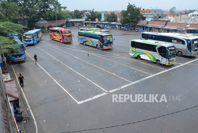 Suasana Terminal Cicaheum, Kota Bandung, lengang, Senin (6/4). Himbauan pemerintah agar masyarakar tidak mudik atau pulang kampung berimbas pada sepinya penumpang di terminal bus antar kota antar provinsi. 