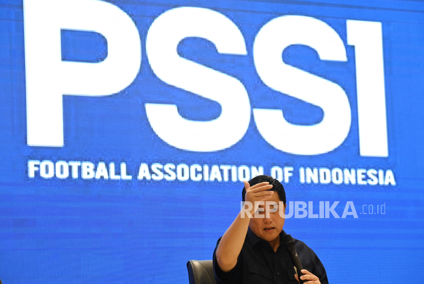 Ketua Umum Persatuan Sepak Bola Seluruh Indonesia (PSSI) Erick Thohir memberikan keterangan pers terkait hasil keputusan bersama Sarasehan Sepak Bola Indonesia di GBK Arena, Jakarta, Ahad (5/3/2023).