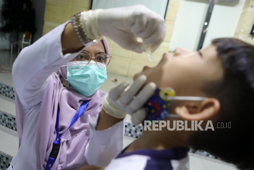 Petugas Puskesmas melakukan vaksinasi polio tahap kedua untuk anak. Pemerintah Kota (Pemkot) Padang, Sumatra Barat, melalui Dinas Kesehatan mencatat capaian imunisasi polio di daerah setempat di angka 57,9 persen melalui Crash Program Polio (CPP).