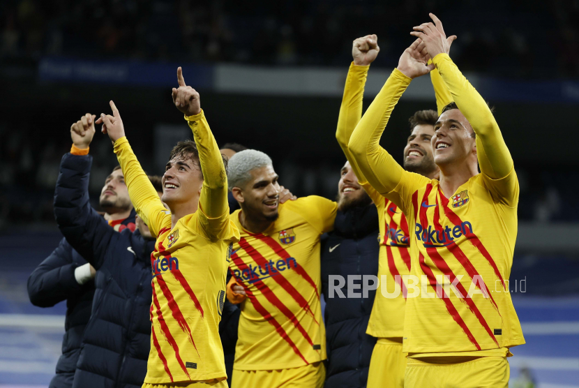 Para pemain FC Barcelona merayakan kemenangannya setelah memenangkan El Clasico, pertandingan sepak bola LaLiga Spanyol antara Real Madrid dan FC Barcelona di Madrid, Spanyol, 20 Maret 2022.