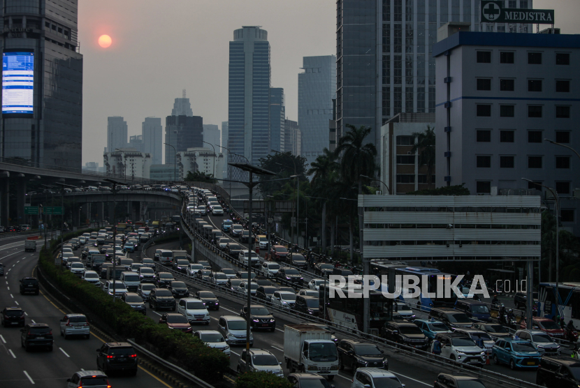 Sejumlah kendaraan terjebak kemacetan saat melintasi tol dalam kota dan Jalan Gatot Subroto di Jakarta, Selasa (21/5/2024). Pemerintah Provinsi DKI Jakarta berencana menerapkan kebijakan pembatasan usia dan kepemilikan kendaraan bermotor sebagai bagian dari upaya mengatasi polusi udara dan kemacetan di Jakarta.