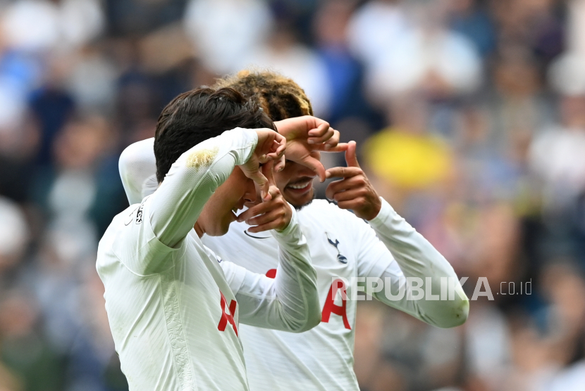 Son Heung-Min (kiri) dari Tottenham memberi isyarat setelah mencetak gol selama pertandingan Liga Premier Inggris antara Tottenham Hotspur dan Watford di London, Inggris, 29 Agustus 2021.