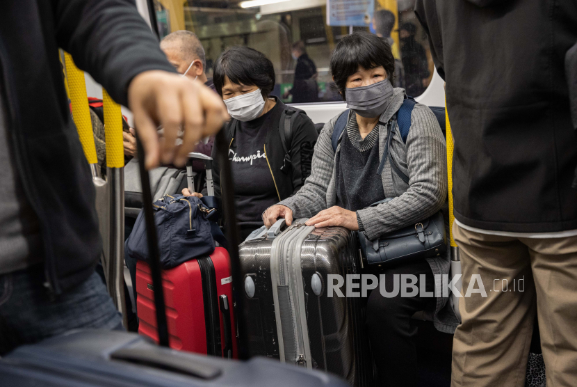  Wisatawan menaiki kereta pertama menuju stasiun Lok Ma Chau, titik penyeberangan perbatasan dengan Cina, di Hong Kong, Ahad (8/1/2023). Memasuki awal 2023, Pemerintah Indonesia telah mencabut Pemberlakuan Pembatasan Kegiatan Masyarakat (PPKM) untuk menggenjot perekonomian di segala sektor.