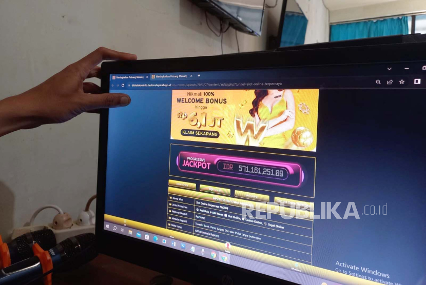 Seorang warga menunjukkan salah satu konten di website Dishubkominfo Kabupaten Tasikmalaya yang menampilkan promosi judi online, Rabu (13/9/2023). 