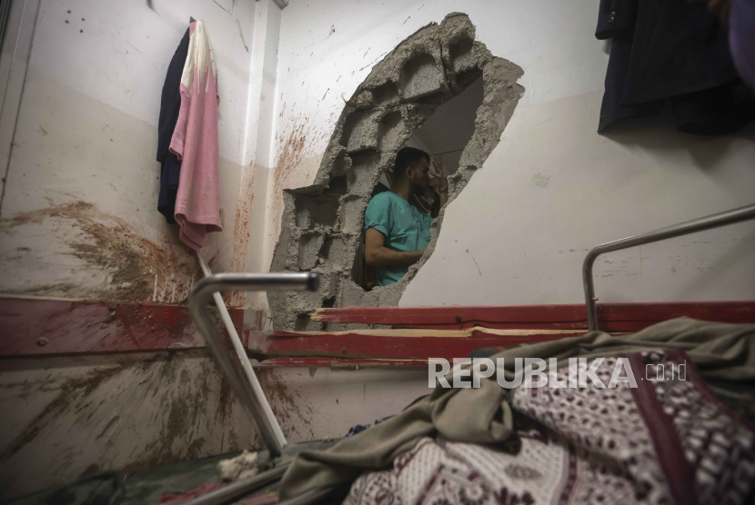 Paramedis Palestina memeriksa kerusakan di ruang pasien akibat serangan Israel di Rumah Sakit Nasser di Khan Younis, Jalur Gaza, Ahad, 17 Desember 2023.