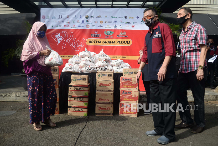 Senior Artha Graha Peduli (AGP) Letjen TNI (Purn) Kiki Syahnakri (dua kanan) didampingi Ketua Muslim Tionghoa Indonesia Jusuf Hamka (Kanan) memberikan bantuan secara simbolis dalam acara Kick Off Corporate Social Security Responsibility (CSSR) AGP di kawasan SCBD, Jakarta, Selasa (12/5). AGP menyalurkan ribuan paket sembako gratis kepada masyarakat yang membutuhkan untuk meringkankan beban di tengah pandemi Covid-19