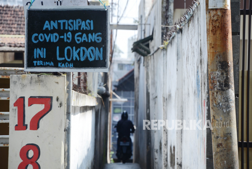 Warga Hegarmanah, Kecamatan Cidadap, Kota Bandung, kembali menggiatkan pembatasan sosial setelah diberlakukan Pembatasan Sosial Berskala Mikro (PSBM), Selasa (14/7). PSBM dilakukan hanya di wilayah yang berdekatan dengan Secapa AD sebagai klaster baru Covid-19. Rencana PSBM dilakukan selama 14 hari.
