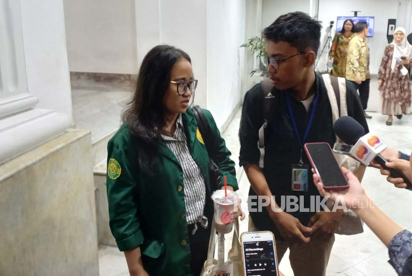 Ni Made Puspita Dewi (kiri), salah satu penerima KJMU, usia bertemu dengan Pj Gubernur DKI Heru Budi Hartono, di Pendopo Balai Kota DKI Jakarta, Kamis (7/3/2024). 