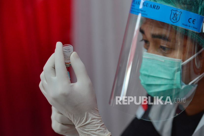 Tenaga kesehatan mengisi suntikan dengan vaksin Covid-19. Pemerintah Indonesia kini resmi memulai program vaksinasi Covid-19 untuk kelompok masyarakat umum.