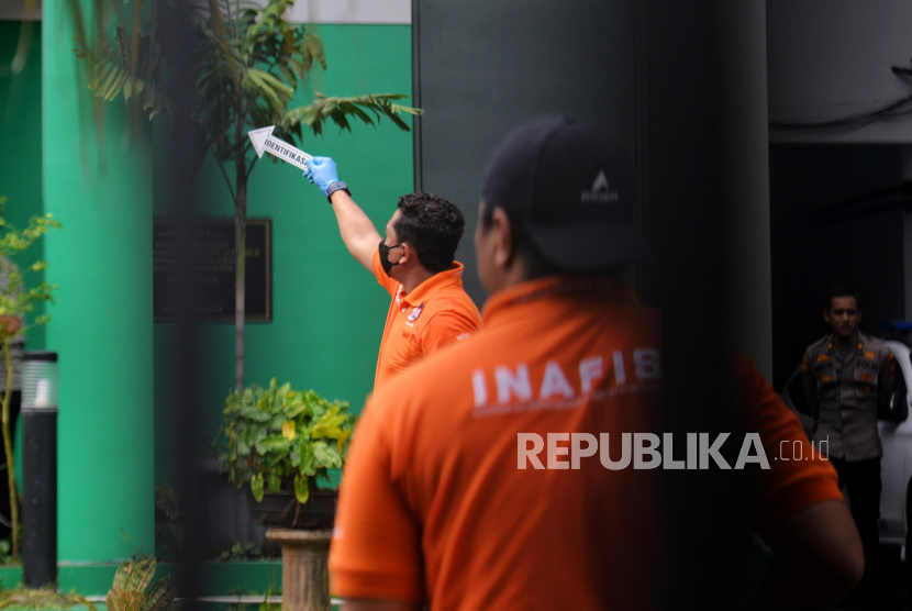 Tim INAFIS melakukan identifikasi saat olah TKP di kantor Majelis Ulama Indonesia (MUI) pascainsiden penembakan di Jakarta, Selasa (2/5/2023). Dalam insiden tersebut pelaku penembakan tewas dan dua orang lainnya yakni resepsionis MUI mengalami luka pada bagian punggung dan pegawai MUI lainnya terluka akibat menabrak pintu saat menghindari tembakan tersebut. Dalam peristiwa tersebut, pihak Kepolisian masih melakukan penyidikan terkait pelacakan latar belakang pelaku penembakan di Gedung MUI tersebut.