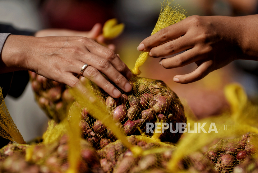 Harga bawang merah di sejumlah pasar di Jawa Timur (Jatm) mengalami kenaikkan menjelang Hari Raya Idul Adha 1443 H. Harga rata-rata bawang merah tercatat Rp 47.258 per kilogram.