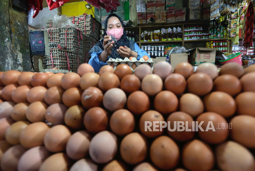 Seorang pedagang menjual telur di pasar tradisional di Jakarta, Indonesia.