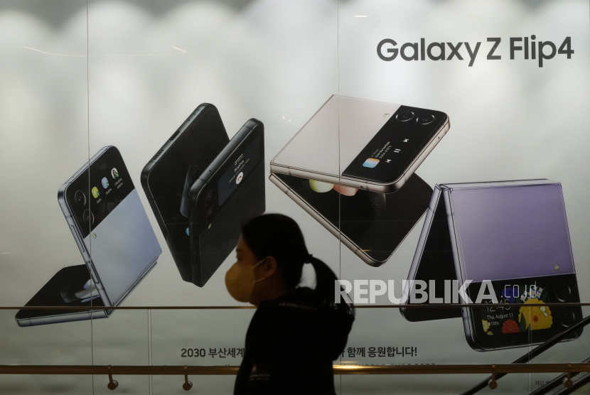 Samsung dikabarkan berpotensi mengenalkan ponsel jenis baru yakni tri-fold di 2023 berbarengan dengan pengenalan ponsel lipat lainnya yaitu Galaxy Z Flip5 dan Galaxy Z Fold5./ilustrasi.