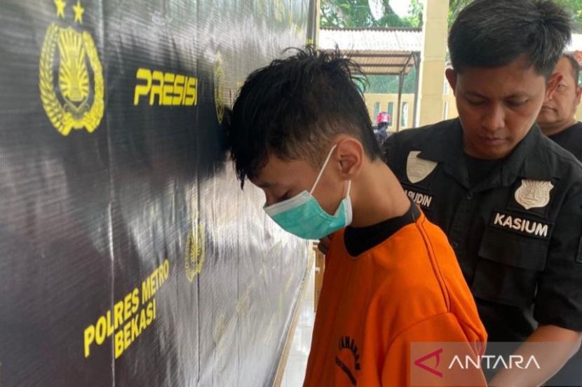 Polisi ringkus remaja bobol rumah mantan pacar di Bekasi.