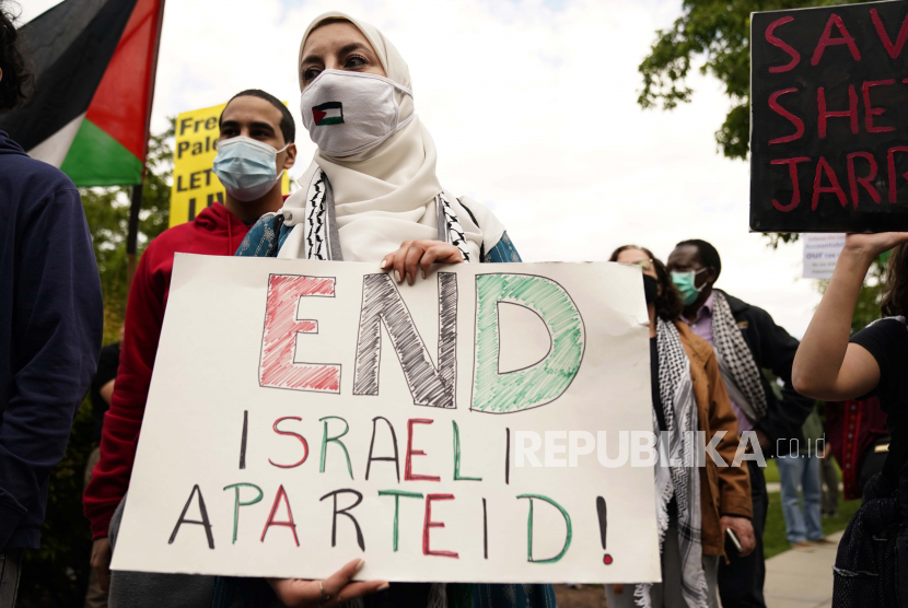  Pengunjuk rasa pro-Palestina mengambil bagian dalam demonstrasi di luar Departemen Luar Negeri AS di Washington, DC, AS, 11 Mei 2021. 