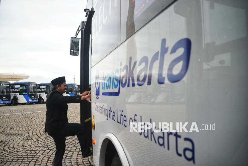 Pengemudi menaiki armada baru bus listrik Transjakarta yang diparkir di Kawasan Monas, Jakarta, Selasa (10/12/2024). 