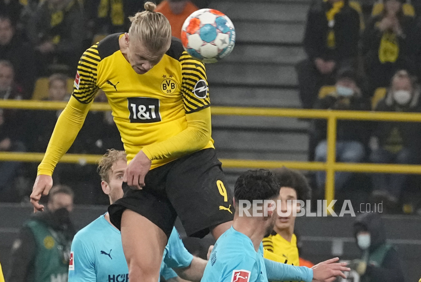  Erling Haaland, menyundul bola untuk mencetak gol keduanya pada pertandingan sepak bola Bundesliga Jerman antara Borussia Dortmund dan Greuther Fuerth di Dortmund, Jerman, Rabu, 15 Desember 2021.