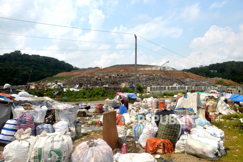 Aktivitas pembuangan sampah terhenti imbas penutupan jalan masuk di Tempat Pengolahan Sampah Terpadu (TPST) Piyungan, Bantul, Yogyakarta, Ahad (8/5/2022). Sekda DIY memastikan TPST Piyungan akan kembali dibuka pada hari ini.