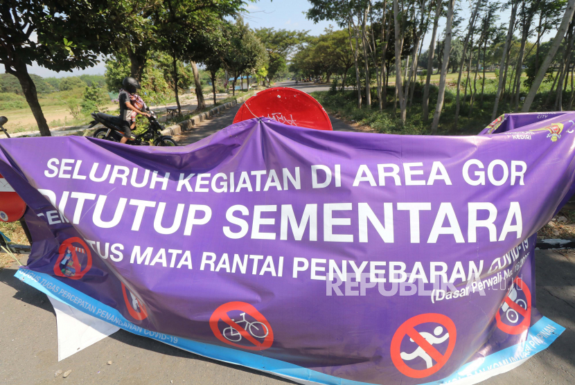 Warga menerobos portal yang dipasang Satpol PP di kawasan Gor Jayabaya, Kota Kediri, Jawa Timur (Ilustrasi). Pemerintah Provinsi Jawa Timur mengingatkan pentingnya kebersamaan antardaerah serta keterbukaan yang sama untuk memerangi di wilayah setempat. 