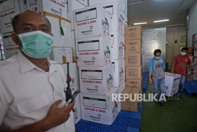 Pekerja membawa kotak berisi vaksin Covid-19 untuk didistribusikan ke fasilitas medis di wilayah Sumatera Utara Rabu, 13 Januari 2021. 