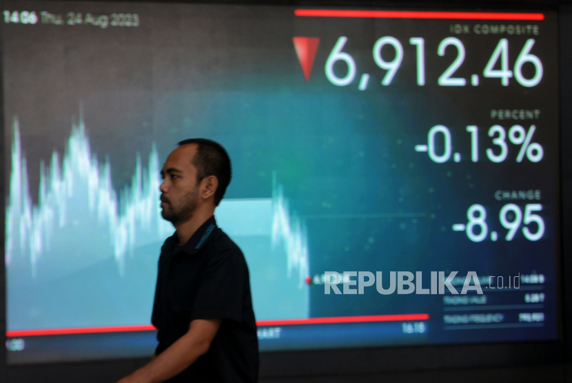 Karyawan beraktivitas di dekat layar yang menampilkan indeks harga saham gabungan (IHSG) di kantor PT Bursa Efek Indonesia (BEI) di Jakarta, Kamis (24/8/2023). IHSG dibuka melemah 2,83 poin.