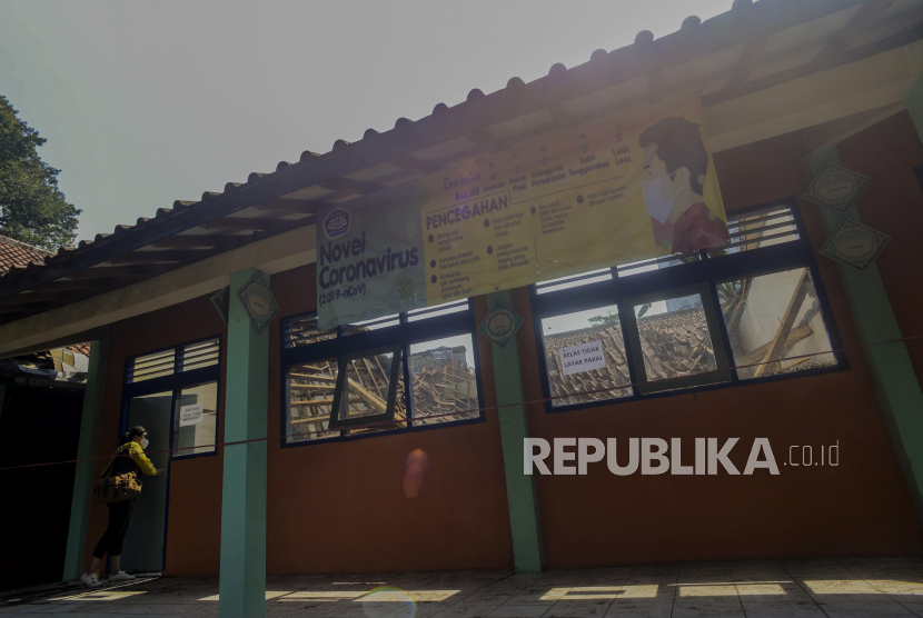 Warga melihat kondisi ruangan kelas yang ambruk di SDN Otista, Baranangsiang, Kota Bogor.