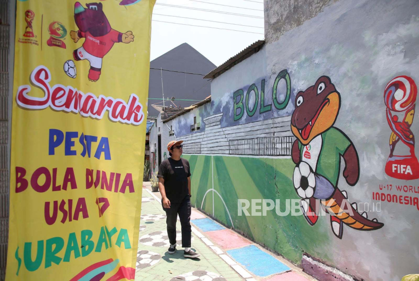 Kampung-Kampung di Surabaya dihias bertemakan Piala Dunia U-17. 
