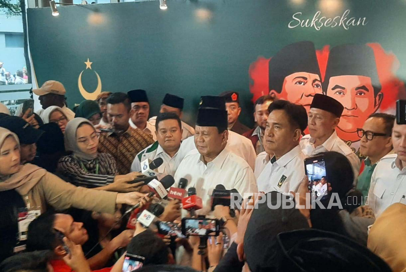Calon presiden dari Partai Gerindra, Prabowo Subianto dan Ketua Umum PBB Yusril Ihza Mahendra menyampaikan keterangan pers usai PBB mendeklarasikan dukungan kepada Prabowo sebagai calon presiden Pilpres 2024, di ICE BSD City, Tangerang, Ahad (30/7/2023).