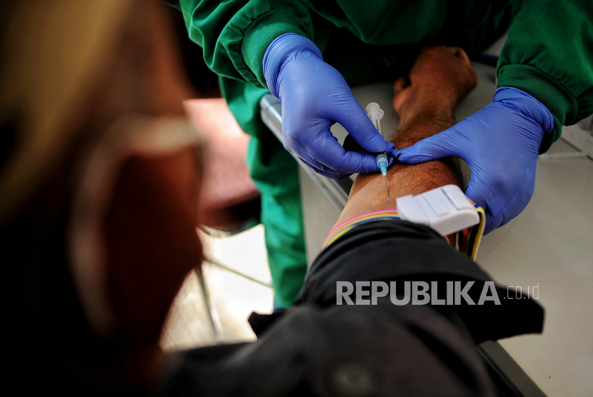 Tenaga kesehatan mengambil sampel darah milik pedagang saat memeriksa kesehatan secara gratis untuk mendeteksi hepatitis (Foto: ilustrasi)