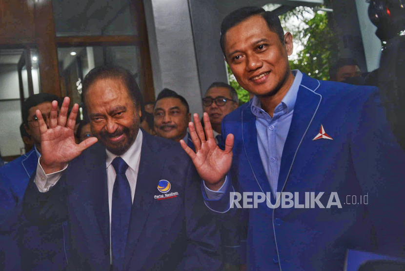 Ketua Umum Partai Demokrat Agus Harimurti Yudhoyono berjalan bersama dengan Ketua Umum Partai Nasdem Surya Paloh untuk melakukan pertemuan di Kantor DPP Partai Demokrat, Jakarta, Rabu (22/2). Pertemuan tersebut digelar dalam rangka silaturahmi, membahas isu terkini sekaligus memperkuat semangat kebersamaan Koalisi Perubahan.