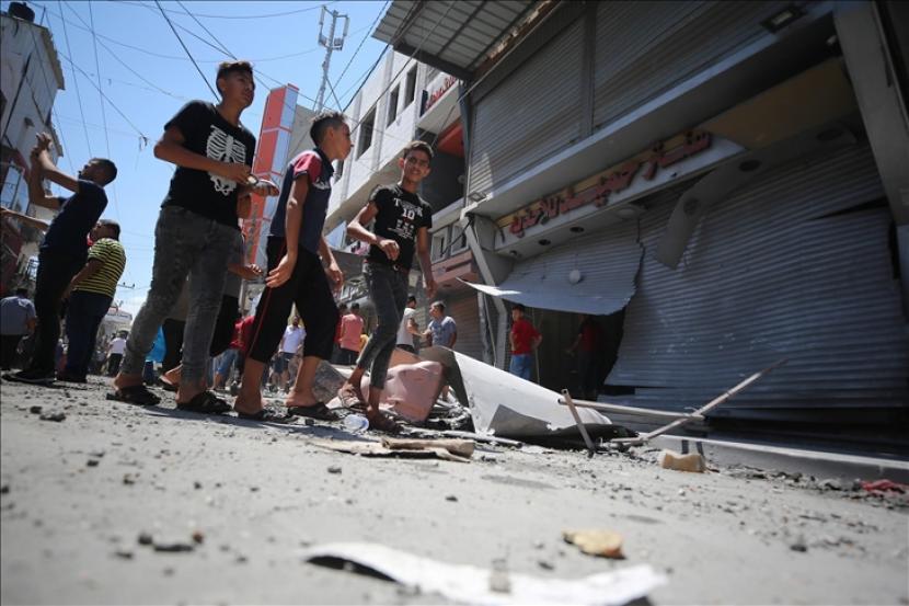 Seorang warga Palestina tewas dan 10 orang lainnya terluka dalam ledakan.