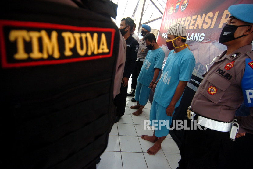 Personel kepolisian menunjukkan tersangka penipuan rekrutmen polisi (ilustrasi). Polda Jabar memberi sanksi oknum polisi terlibat kasus penipuan rekrutmen Polri.