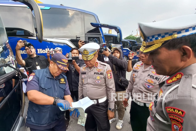Kakorlantas Polri Irjen Pol Aan Suhanan melakukan pengecekan kendaraan di pool bus pariwisat Jackal Holiday, Kota Bandung, Selasa (28/5/2024). 