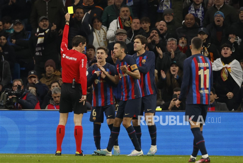Wasit Gonzalez Gonzalez memberikan kartu kuning kepada gelandang FC Barcelona Gavi.