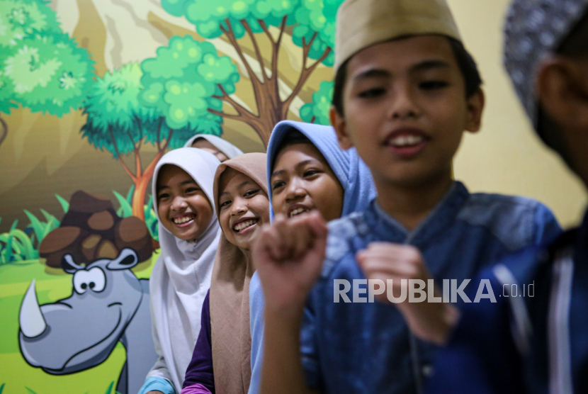 Sejumlah anak mengikuti kegiatan terapi tertawa di yayasan Rumah Amalia, Kota Tangerang, Banten, Senin (19/10/2020). Kegiatan terapi tertawa yang dilakukan setiap hari tersebut guna memulihkan trauma anak yatim dan anak dari kaum dhuafa dan menjadi peningkat imun tubuh di tengah pandemi COVID-19. Naskah Khutbah Jumat: Pribadi yang Menggembirakan