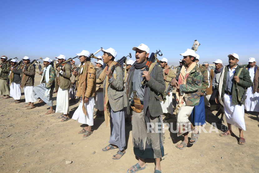 Anggota suku bersenjata yang setia kepada Houthi mengambil bagian dalam protes anti-AS dan anti-Israel, di pinggiran Sanaa. 