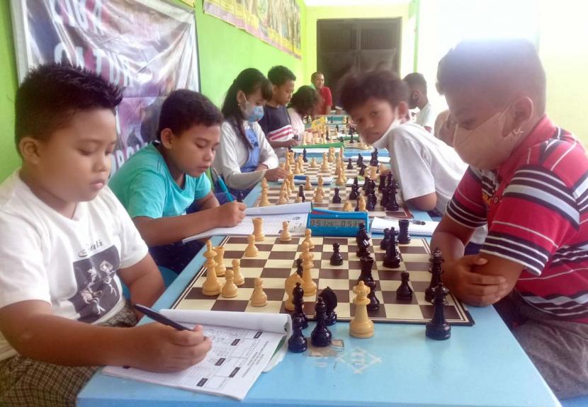 Hindari Kecanduan Gadget, Anak-anak di Kota Probolinggo Diajak Main Catur