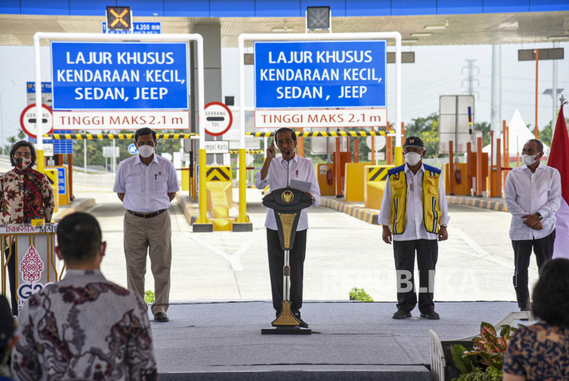Presiden Joko Widodo (tengah) meresmikan operasi jalan tol (ilustrasi). Jokowi) meresmikan Jalan Tol Pekanbaru-Bangkinang yang merupakan ruas dari Jalan Tol Pekanbaru-Padang di Kabupaten Kampar, Riau pada Rabu (4/1/2023).