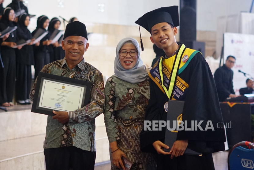 Wisudawan Universitas Muhammadiyah Malang (UMM), Muhammad Agill Thevany pernah menjadi driver ojek online (ojol) hingga bercita-cita menjadi pelopor bisnis udang di Bojonegoro. 