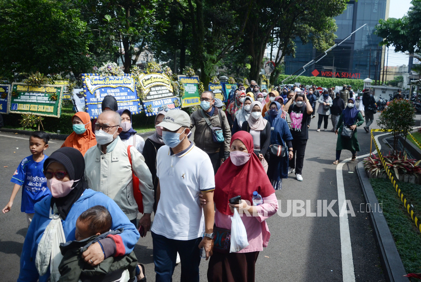 Warga terus berdatangan ke rumah dinas Gubernur Jawa Barat Gedung Pakuan, Kota Bandung, untuk menyampaikan belasungkawa dan doa. Siswa dari 15 sekolah melantunkan doa dan shalawat di sepanjang jalur pemakaman Eril.