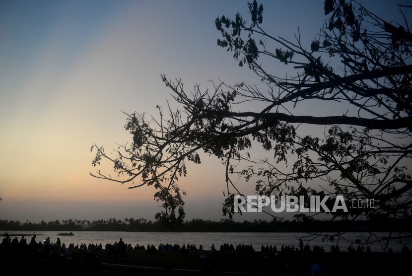 Warga menikmati senja di kawasan Laguna Depok, Bantul, Yogyakarta. BOB menggelar sunset run di Laguna Depok, DIY untuk memperkuat wisata olahraga.