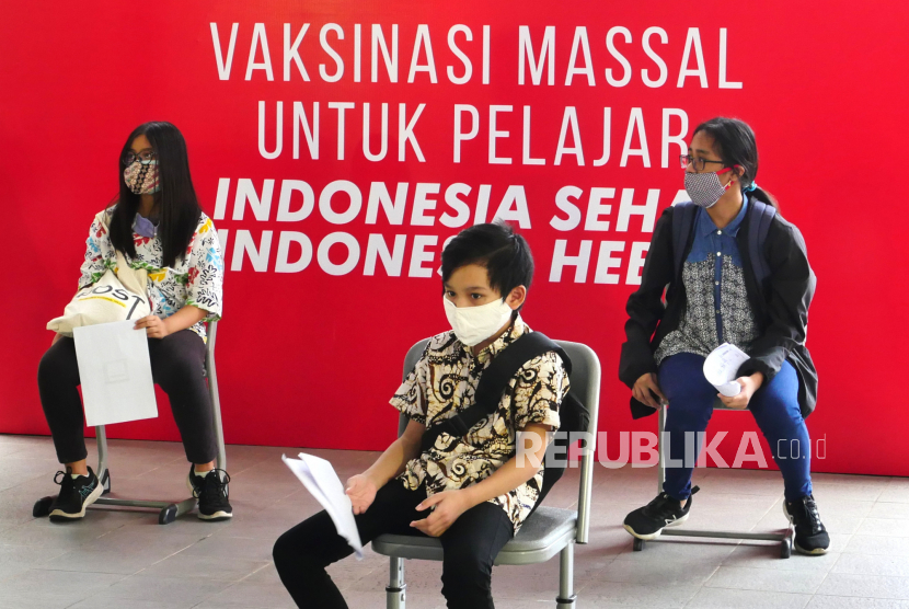 Pelajar menunggu penyuntikan vaksin Covid-19 Sinovac di Sekolah Nasional Tiga Bahasa Budi Utama, Sleman, Yogyakarta, Rabu (14/7). Yogyakarta mulai melakukan vaksinasi massal Covid-19 di sekolah untuk pelajar. Sebanyak 49.999 anak menjadi target vaksinasi Covid-19 di Yogyakarta.