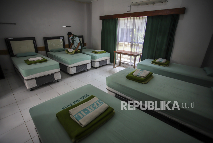 Petugas merapikan kamar di Gedung Asrama Haji Batam, Kepulauan Riau, Jumat (22/10/2021). Kemenag Riau Siapkan Keberangkatan 2.290 Calon Jamaah Haji 