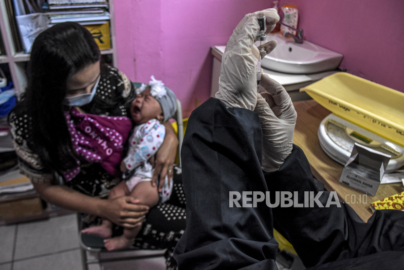 Petugas kesehatan menyiapkan vaksin polio di Puskesmas 