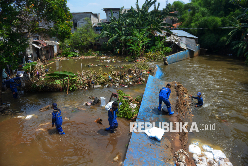 Petugas SDA Tambal Tanggul Baswedan yang Jebol dengan Karung Pasir