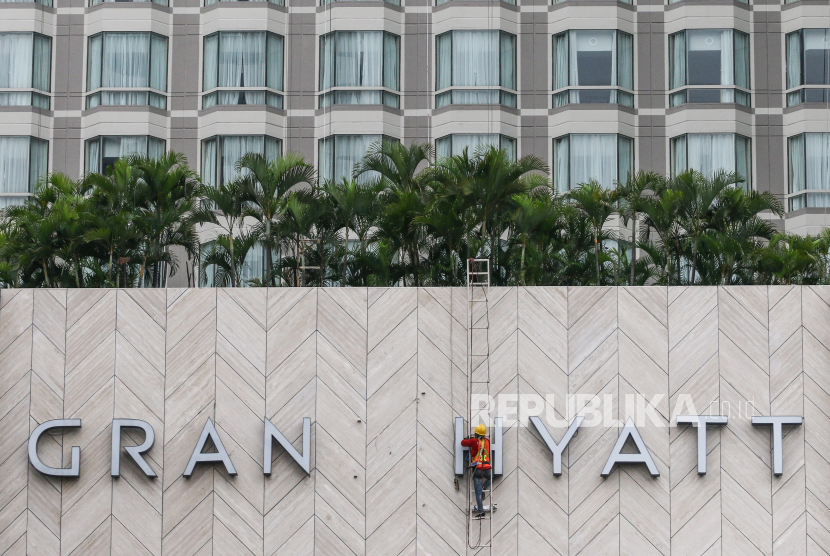Pekerja memperbaiki salah satu ornamen pada gedung,  di Grand Hyatt, Jakarta, Senin (10/10). Operator hotel Amerika Serikat (AS) yakni Hyatt Hotels Corp (HN) melaporkan kerugian lebih besar pada kuartal pertama.
