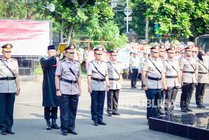 Upacara serah terima jabatan (sertijab) di Polrestabes Bandung, Kota Bandung, Jawa Barat, Senin (18/9/2023). 